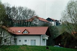 Vorschaubild: Camping Dreiquellenbad in Bad Grießbach Vom Platz aus kann man die Gebäude des Thermalbades Bad Grießbach sehen