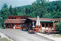 Vorschaubild: Camping Langenwald in Freudenstadt In der Mitte des Platzes befinden sich die Rezeption mit Gaststätte sowie die Sanitärgebäude mit diversen Aufenthaltsräumen