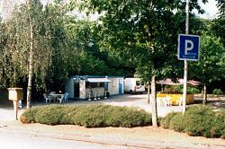Vorschaubild: Camping Municipal d'Uzurat in Limoges Neben der Einfahrt, aber außerhalb des Platzgeländes gibt diesen Imbiss-Stand