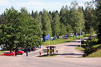 Vorschaubild: Stenkällegårdens Camping Tiveden in Stenkällegården / Bocksjön Platzeinfahrt. Unten: Dauercamperbereich, dazwischen Durchgangsstraße