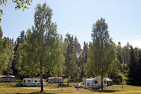 Vorschaubild: Stenkällegårdens Camping Tiveden in Stenkällegården / Bocksjön Platzgelände zum Wald ansteigend