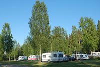 Vorschaubild: Stenkällegårdens Camping Tiveden in Stenkällegården / Bocksjön Große Stellflächen, mittig durch einzelne Bäume abgegrenzt