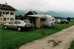Vorschaubild: Camping Wolfgangblick in Abersee Die Stellplätze befinden sich auf einer Wiese. Am Rande des Platzes haben die Dauercamper ihre Areale
