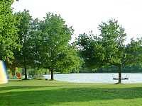 Vorschaubild: Riedsee-Camping in Donaueschingen Eine schöne Liegewiese am See empfängt die Badehungrigen.