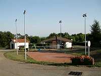 Vorschaubild: Camping Municipal la Grappe de Fleurie in Fleurie Ein Volleyballfeld mit Flutlichtanlage und Rundum-Arena, dient auch kulturellen Veranstaltungen