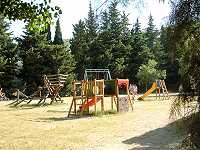 Vorschaubild: Camping la Soubeyranne in Remoulins' Ein Spielplatz darf auf keinem französischen Campingplatz fehlen.