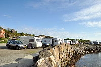 Vorschaubild: Sandvika Camping in Ørsvågvær Begehrte Stellplätze am Wasser