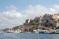 Vorschaubild: Bonifacio über dem Meer Segler und Jachten im Hafen